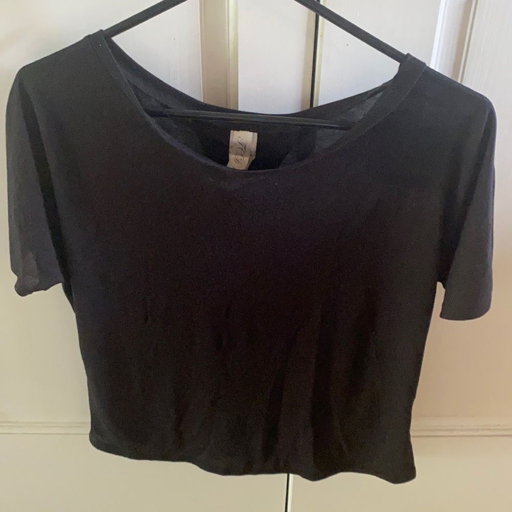 Black medium yoga top with opening in back